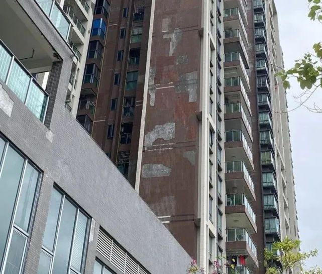 不定時炸彈！小區外墻又又又又脫落了！該地住建局動真格了！
